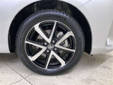 純正のアルミホイール装着。タイヤサイズは185/55R15
