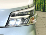 【LEDヘッドライト】悪天候や夜間走行時も良好な視界を確保し安心して運転できる高輝度LEDヘッドライトを装備!点灯速度が早く、消費電力も抑えられています。
