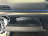 ちょっとしたところは収納ボックスにもなっています。車内はサイズも決まっているので、収納が少ないと思っているアナタ!ご安心ください。さまざまなところに収納が隠れているんです♪