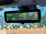 【スマートリヤビューミラー】後席の大きな荷物や同乗者で後方が確認しづらい時でも安心!カメラが撮影した車両後方の映像をルームミラー内に表示。クリアな視界で状況の確認が可能です!