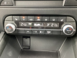 温度の設定のみで快適な風量やモードなどを自動調整してくれるフルオートエアコンを装備!