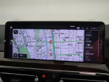 【純正ナビゲーション】BMWのナビゲーションは操作性も良く、詳細な地図情報と交通状況を見やすく表示し、快適なドライビングをサポートしながら目的地までナビゲートします。