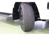 タイヤサイズ 265/60R18。切削を施したブラック塗装が精悍なタフデザインのGR専用純正アルミホイールを装着しています。足元をクールに引き締めてくれ、しっかりした走りもたのしめますよ。