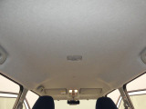 【広々とした天井回り】頭上空間が広く確保されており、長時間の運転やお買い物帰りの休憩中も圧迫感なくリラックスして過ごせるゆとりのある室内空間です。