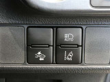 オートマチックハイビーム装備です。先行車や対向車のライトを認識し、ハイビームとロービームを自動で切り替える機能です。夜道の視界を確保します。詳細は販売店スタッフまでおたずねください。