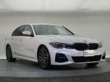 BMWのお車は、走行の安定性とコーナリングの良さを追求し、思い通りにハンドルの操作可能です。試乗車もご用意しておりますので、ぜひ&ldquo;駆け抜ける歓びをご体感ください!