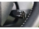 【クルーズコントロール】搭載です。オンにしておけば、高速道路などでアクセルを踏み続けなくてもセットした一定速度を維持してくれます。運転する方の負担を軽減し、疲労軽減に貢献してくれます。