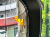 【ブラインドスポットモニター】走行中、ドアミラーの死角になりやすい箇所に後続車が接近するとサイドミラーのレンズに警告を表示!ドライバーに注意喚起をしてくれます。