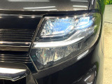 【LEDヘッドライト】悪天候や夜間走行時も良好な視界を確保し安心して運転できる高輝度LEDヘッドライトを装備!点灯速度が早く、消費電力も抑えられています。