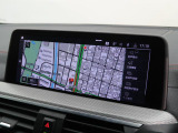 【純正ナビゲーション】BMWのナビゲーションは操作性も良く、詳細な地図情報と交通状況を見やすく表示し、快適なドライビングをサポートしながら目的地までナビゲートします。