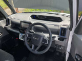 ガラスエリアが広く見晴らしのいい運転席。疲れにくいシートと相まって、安全快適に日常をサポートしてくれます。