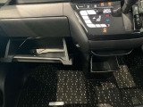 車検証入れになどにも使える便利な収納BOXあります。