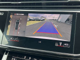 ●360度カメラ『車両の4つのカメラから得た映像を合成し、上空から眺めているような映像をモニターに映し出します。車両周辺の歩行者や障害物などの発見に役立ちます。』