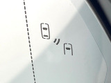 【ブラインドスポットモニター】走行中、ドアミラーの死角になりやすい箇所に後続車が接近するとサイドミラーのレンズに警告を表示!ドライバーに注意喚起をしてくれます。