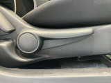 運転席はご自身の適切な運転ポジションへ移動可能なラチェットが付いております。