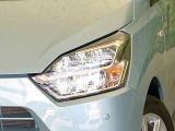 【LEDヘッドライト】悪天候や夜間走行時も良好な視界を確保し安心して運転できる高輝度LEDヘッドライトを装備!点灯速度が早く、消費電力も抑えられています。