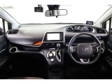 クリアな視界が広がる運転席廻り。黒を基調にしたクールな雰囲気のなかにアクセントカラーのオレンジがお洒落ですね。助手席アッパーボックスの中は一面オレンジです。なかなかインパクトがありますよ。