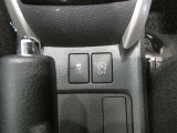 トラクションコントロール装備です。すべりやすい路面での発進時や加速時にタイヤの空転を抑え、駆動力確保に貢献する機能です。詳細は販売店スタッフまでおたずねください。