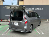 デュアルバックドアで後ろが狭い駐車場でもバックドアの開閉が出来ます!!