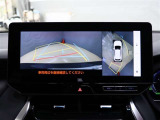 パノラミックビューモニター付きです。車両を上から見たような映像をディスプレイオーディオ画面に表示。運転席からの目視だけでは見にくい、車両周辺の状況をリアルタイムでしっかり確認できます。