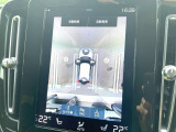 【360&deg;ビューカメラ】4台の高解像度カメラで360度の鳥瞰図を表示。隣の車や壁、死角にある障害物などを画面で確認できるため、狭いスペースでの駐車・出入りも安心です。