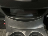 センター中央下部には小物などを収納できるスペースを確保しています。