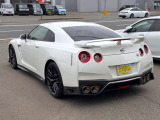 中古車でも気持ち良くお乗り頂けるように、仕上げ専門スタッフが外装ポリッシャー磨きと内装クリーニングを行いピカピカの状態で納車いたします!