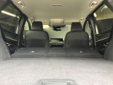 後部のシートを倒すとこんなに広々空間が!大きなお荷物を乗せる時でも心配ありません!