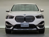 【キドニーグリル】BMWの代名詞。一目見ただけでBMWであると認識できる確固たるアイコンとして存在感を放ちます。