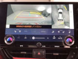 バックカメラの他に上から見下ろしたような画像が見れるアラウンド(全方位)モニター。前後左右を把握できる、すごい機能が装備されています!