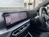 【カーブドディスプレイ】ドライバーに向かって湾曲した大型ディスプレイです。インフォメーションディスプレイとコントロールディスプレイが一体化しており、ドライバーの視覚的な操作性を向上させます