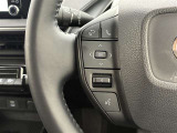 運転中、オーディオの操作をしてて、ハッとしたことはありませんか?ステアリングスイッチは、運転中でもハンドルでオーディオの操作が可能です。安全なドライブをサポートします。
