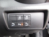 こちらのお車には先進安全装備が多数搭載されています。衝突被害を回避あるいは軽減するためのブレーキや、後方死角からの接近警報、車線逸脱を防止する警報装置など、詳しくはスタッフまでお尋ねください。
