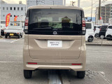 後部座席はプライバシーガラスとなっています。座っている人や置いてある荷物が見えにくくなっているのでプライバシーの確保が出来ます。ぜひ見て確認してみて下さい