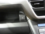 【USBソケット】運転席から使いやすい位置にある便利な端子です。スマートフォンを充電しながらトレイに置いておけます。