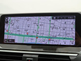 【純正ナビゲーション】BMWのナビゲーションは操作性も良く、詳細な地図情報と交通状況を見やすく表示し、快適なドライビングをサポートしながら目的地までナビゲートします。
