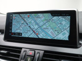 【純正ナビゲーション】BMWのナビゲーションは操作性も良く、詳細な地図情報と交通状況を見やすく表示し、快適なドライビングをサポートしながら目的地までナビゲートします。