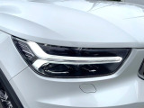 【LEDヘッドライト】ハイビームを先行車や対向車にあてず、その両サイドではハイビーム照射を維持。見える範囲が段違いに広くなりました。北欧神話に登場するトールハンマーをモチーフにデザイン。
