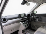 ダイハツのお店では、ダイハツ車を知り尽くしたプロフェッショナルが、専用の診断機器を使って各システムを点検しております。