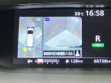 【アラウンドビューモニター】車を上から見下ろしているかのような映像で周囲の状況がひと目で確認、狭い駐車場に駐車するときも安心です♪♪障害物などがあると警告音がなりますので安心して駐車が出来ます★