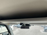 運転席・助手席の頭上にはオーバーヘッドシェルフがございます。広い収納スペースがございますので大変便利です。