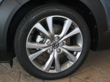 18インチ純正アルミホイールを装備。タイヤサイズは215/55R18となります。