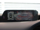 車両の前後左右にある4つのカメラを合成することで、まるでご自身のクルマを空から見ているような俯瞰での映像を映し出してくれます。バック時ももちろんのこと、前進時に視界の悪い交差点でも役に立ちますね。