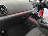 さりげなく心躍るライトアップを配備。夜の運転もなんだか楽しくなりそうです。