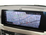 【純正ナビゲーション】BMWのナビゲーションは操作性も良く、詳細な地図情報と交通状況を見やすく表示し、快適なドライビングをサポートしながら目的地までナビゲートします。