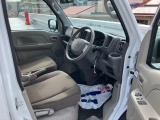低めの乗降ステップ!体格に合わせて運転姿勢を取りやすくした運転席などこだわりのフロントシート!消毒済みなので安心!