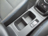 運転席助手席で使用できるドリンクホルダーです。