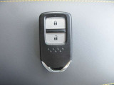 スマートキー付きです。人気装備の一つで、鍵を触らなくてもドアロックの開錠、エンジンの始動が出来ます。雨の日もキーを探す手間からも解放されますね。