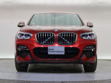 【キドニーグリル】BMWの代名詞。一目見ただけでBMWであると認識できる確固たるアイコンとして存在感を放ちます。