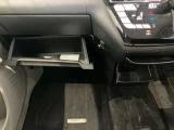 車検証入れになどにも使える便利な収納BOXあります。